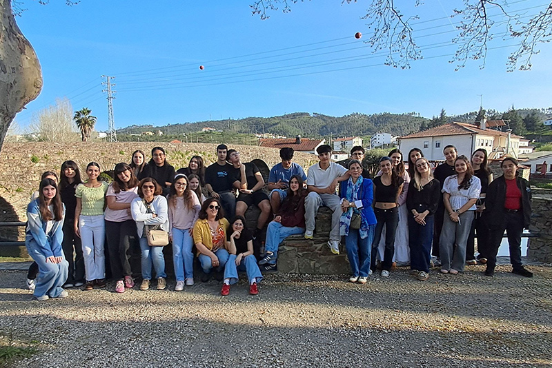 Ler, Conviver e Aprender: Quando a Vila se Transforma numa Sala de Aula