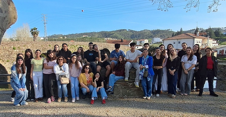 Ler, Conviver e Aprender: Quando a Vila se Transforma numa Sala de Aula