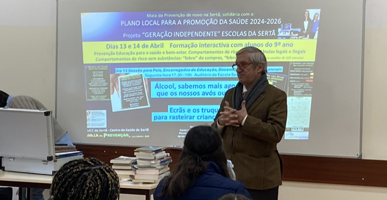 “Mala da Prevenção” sensibiliza alunos e famílias para os riscos das dependências