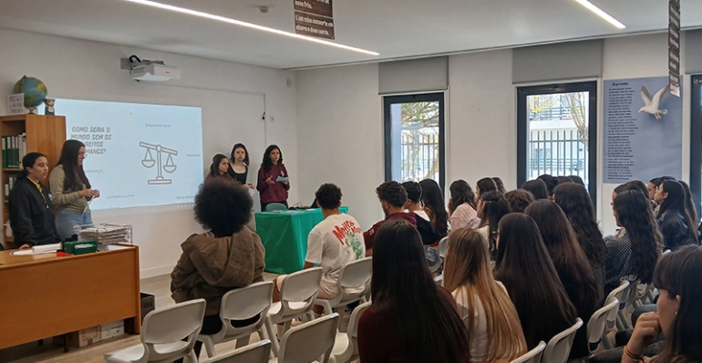 Turma do 10.º D dinamiza palestras no âmbito da Cidadania e Desenvolvimento